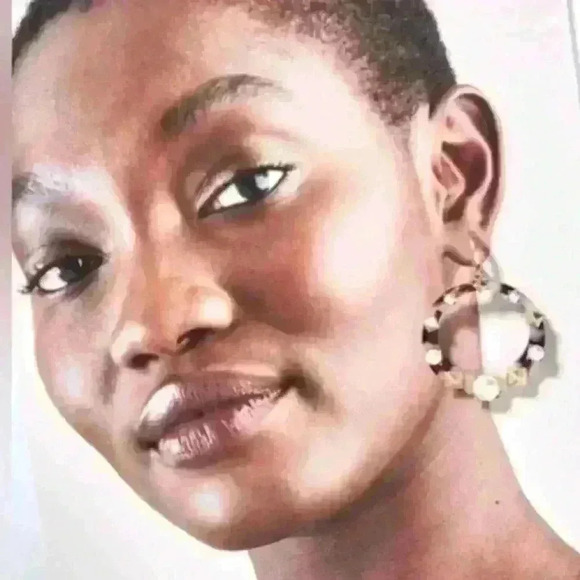 Tortoise and studs with pearls earrings by Stella & Dot. Lightweight and fun! - Picture 3 of 3